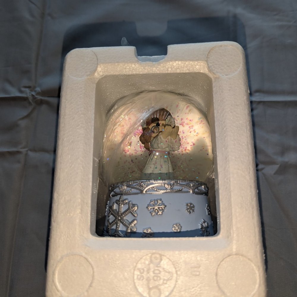 Snow Globe _ Precious Moments - Picture 4 of 5